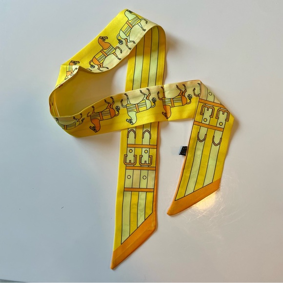 New neck tie scarf. Beautiful color. Perfect finishing touch to your outfit. - Picture 1 of 6